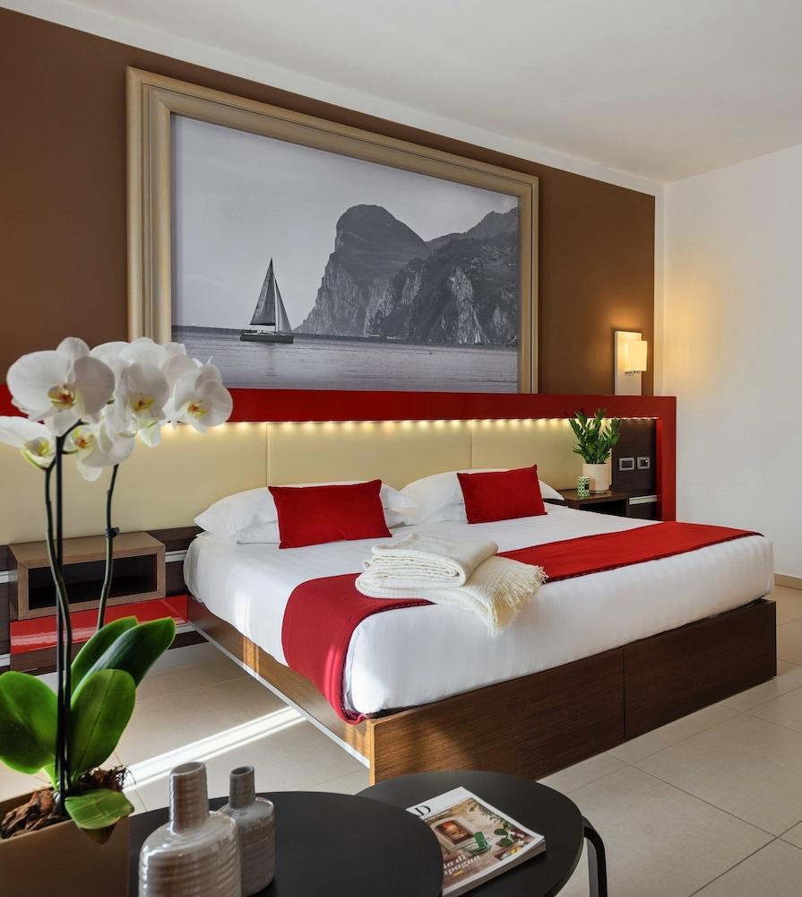 Kairos Garda Hotel Castelnuovo del Garda Eksteriør billede